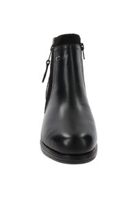 Bota de tobillo de cuero negro con un acabado suave, cierre de cremallera en el lateral y diseño de punta redonda. Tejido texturizado en el cuello.
