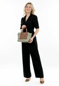 Borsa a mano verde e marrone con manici superiori e tracolla removibile, dotata di tasca frontale con zip e un texture liscia.