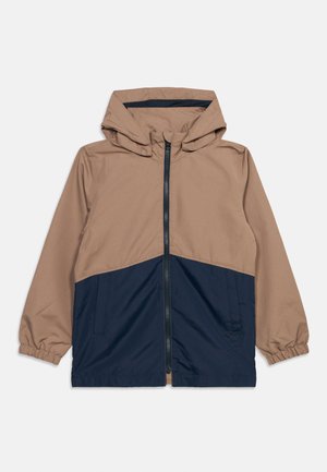 Μπεζ και ναυτικό μπλε μπουφάν με κουκούλα, πλήρης φερμουάρ μπροστά, ελαστικά μανίκια και δύο μπροστινές τσέπες, τοποθετημένο επίπεδα σε λευκό φόντο.