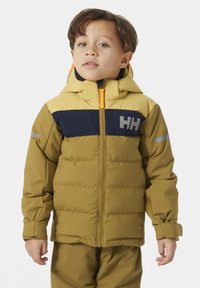 Chaqueta de invierno acolchada en verde oliva con acentos en amarillo y azul marino. Presenta un cierre frontal con cremallera, capucha, rayas reflectantes y detalles del logo.