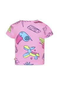 T-shirt rose à manches courtes présentant des motifs de dessins animés colorés d'oiseaux, de glace et de ballons avec des contours bleus et verts. Tissu doux.