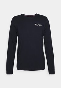 Langärmliges navy T-Shirt aus Baumwolle mit Rundhalsausschnitt und weißem "HILFIGER"-Logo auf der linken Brust. Einfaches Design, weiche Textur.