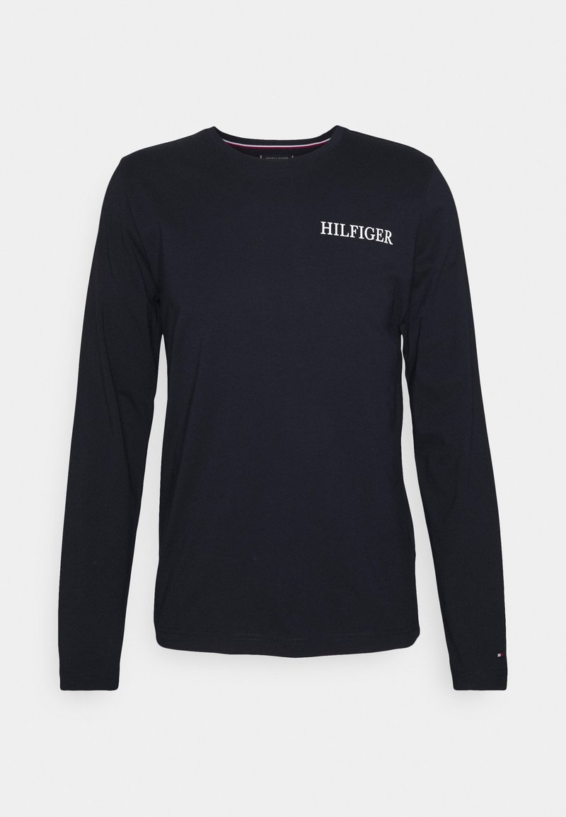 Langärmliges navy T-Shirt aus Baumwolle mit Rundhalsausschnitt und weißem "HILFIGER"-Logo auf der linken Brust. Einfaches Design, weiche Textur.