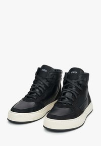 Czarne sneakersy wysokie zamszowe z gładkim wykończeniem, z białą gumową podeszwą i czarnymi sznurowadłami. Logo na języku.