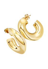 Zlaté kruhové náušnice se hladkým, zakřiveným designem. Jedna náušnice je celá, zatímco druhá má na vrchu otvor. Lesklý povrch.