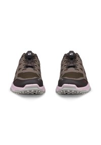 Paire de chaussures de trail marron et noire avec semelles roses, vue de face, montrant des embouts texturés et un système de laçage rapide.