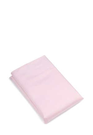 Lichtroze gevouwen stof met een gladde textuur, voorzien van een subtiele glans en zonder zichtbare patronen of hardware.