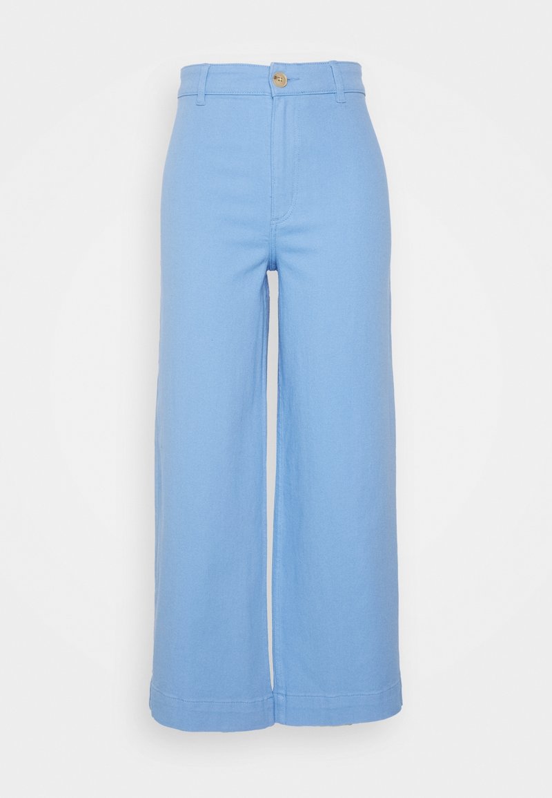 Pantalon large bleu clair en tissu doux, avec une taille haute, une fermeture frontale par boutons et des détails de couture discrets.