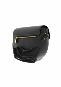 Černá kožená crossbody taška s kulatým tvarem, zlatým zipem a plochým horním víkem. Nastavitelný popruh pro variabilitu.