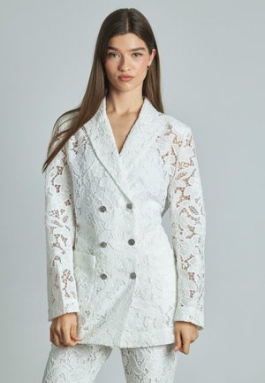 Witte kanten dubbelzijdige blazer met geborduurde bloemenpatronen, lange mouwen en glanzende zilveren knopen, met een textuurontwerp.