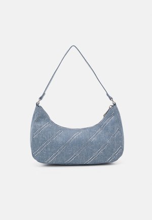 Kleine blauwe denim schoudertas met diagonale geperforeerde patronen en een dunne riem met metalen gespen.