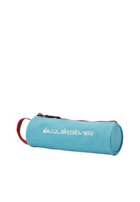 Quiksilver cilinderpennezak in lichtblauwe stof met een rode rits en handvat, voorzien van een wit logo dat op de zijkant is gedrukt.