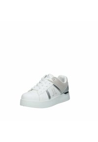 Sneaker bianche con dettagli in suede grigio e hardware argentato. Presenta un design sportivo, chiusura con lacci e una spessa suola bianca.