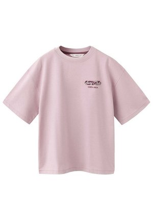 Svetloružové tričko s krátkym rukávom s vyšitým textom „Surf Club Costa Rica“ na ľavej strane hrudníka, zobrazené na bielom pozadí.