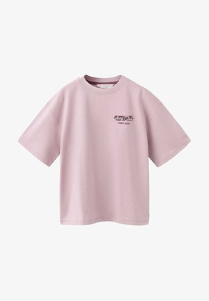 Lyserød kortærmet T-shirt med teksten "Surf Club Costa Rica" broderet på venstre bryst, vist på en hvid baggrund.