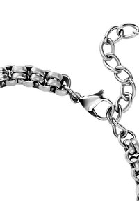Bracciale in metallo argentato con maglie intrecciate, dotato di chiusura a moschettone e superficie texturizzata, che mette in risalto una finitura lucida.