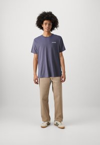 Pompeii PRE SEASON TEE - Marškinėliai su spaudiniu - raisin