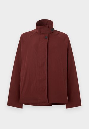 Veste rouge foncé à col montant, deux boutons noirs à l'avant et manches longues, présentée sur un fond gris clair uni.