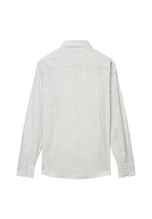 Chemise rayée gris clair et blanc, manches longues, poignets à boutons et col classique. Tissu doux avec une texture lisse.