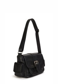 Borsa a tracolla in pelle nera con chiusura a patta, hardware color argento, tracolla regolabile e tasca laterale per ulteriore spazio di stoccaggio.