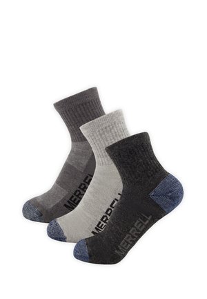 Trois chaussettes montantes de la marque Merrell en gris foncé, gris clair et noir, chacune avec des zones renforcées des orteils et talons en bleu.