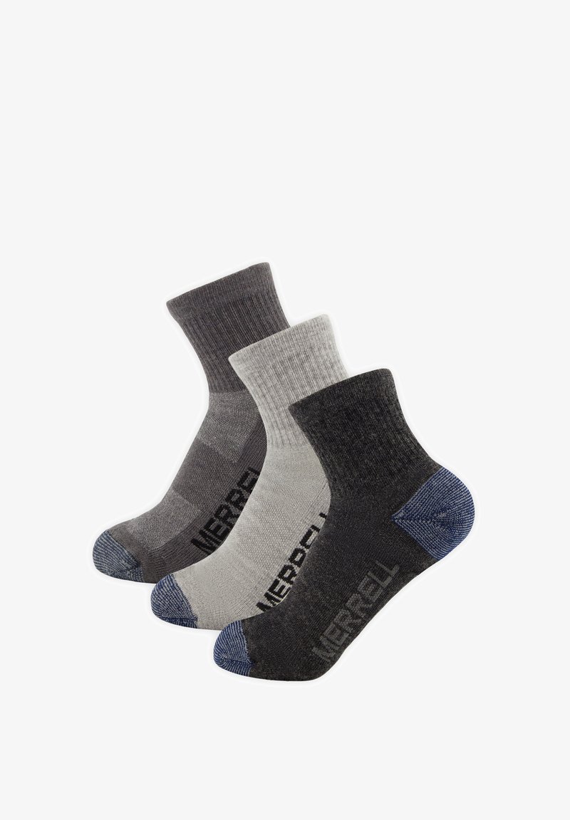 Trois chaussettes montantes de la marque Merrell en gris foncé, gris clair et noir, chacune avec des zones renforcées des orteils et talons en bleu.