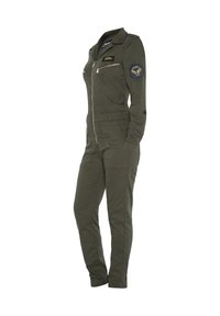 Olijfgroene jumpsuit met een rits aan de voorkant, kraag, twee borstzakken en een patch op de linker mouw. Heeft een getailleerd ontwerp en taps toelopende benen.