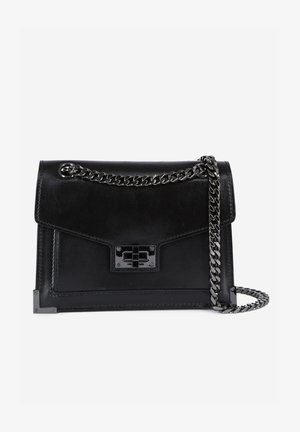 Borsa a tracolla in pelle nera con catena, forma rettangolare, chiusura a patta e dettagli metallici. Presenta una superficie liscia e cuciture minime.