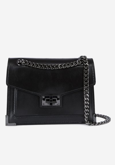 Zwarte leren handtas met een kettinghengsel, rechthoekige vorm, klep sluiting en metalen accenten. Heeft een slanke textuur en minimale stiksels.
