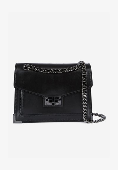 Zwarte leren handtas met een kettinghengsel, rechthoekige vorm, klep sluiting en metalen accenten. Heeft een slanke textuur en minimale stiksels.