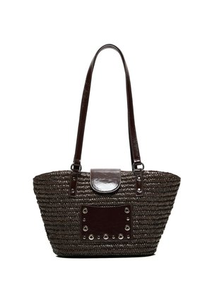 Sac à main tressé marron foncé avec de longues lanières en cuir, une fermeture à rabat en cuir et un patch décoratif en cuir avec des œillets métalliques à l'avant.