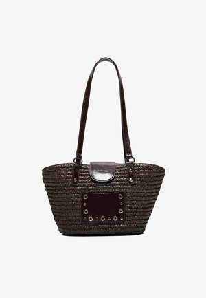 Sac à main tressé marron foncé avec de longues lanières en cuir, une fermeture à rabat en cuir et un patch décoratif en cuir avec des œillets métalliques à l'avant.