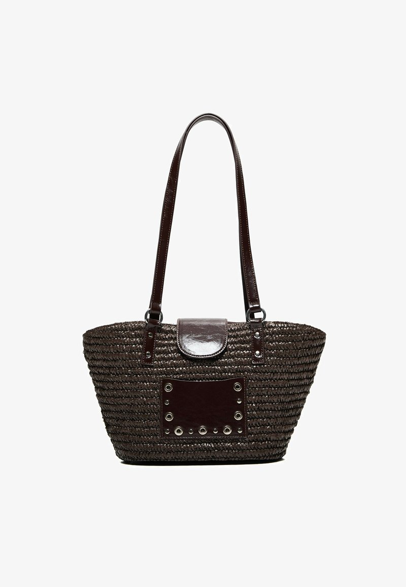 Sac à main tressé marron foncé avec de longues lanières en cuir, une fermeture à rabat en cuir et un patch décoratif en cuir avec des œillets métalliques à l'avant.