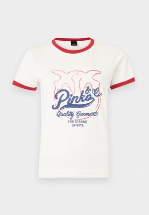 Bijela majica kratkih rukava s crvenim ovratnikom i rubovima rukava, s plavim i crvenim tekstom i grafičkim dizajnom na kojem piše "Pinko & Co. Quality Garments."