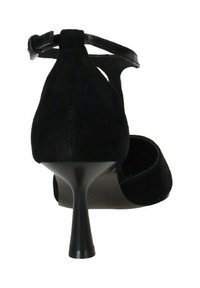 Scarpa nera in suede con tacco alto, punta affusolata, cinturino alla caviglia regolabile e tacco a stiletto sottile. Texture liscia e design classico.