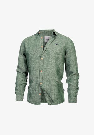 Zielona lniana koszula na długi rękaw z brązowymi guzikami, małym haftowanym logo na lewej piersi i kołnierzykiem, prezentowana na białym tle.