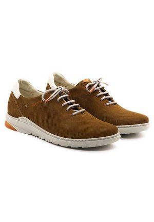 Zapatos de ante marrón con un diseño perforado, detalles blancos en los tacones, cordones grises y un detalle naranja en contraste en la suela.