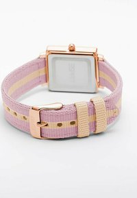 Orologio quadrato con cassa in oro rosa, cinturino in nylon a righe rosa e beige, e una chiusura. Il cinturino presenta molteplici fori di regolazione.