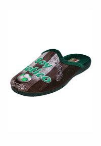 Zapatilla de tela marrón con detalles verdes, con un diseño de balón de fútbol y el texto "Soy Fanático" en letras verdes en negrita. Textura suave y forma fácil de poner.