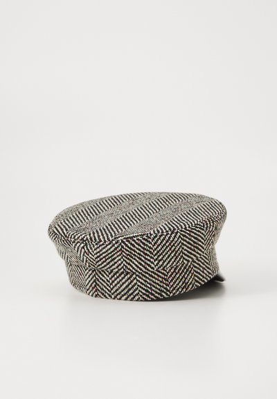 Černobílý klobouk typu newsboy s herringbone vzorem, měkkou zakulacenou korunkou a krátkým kšiltem, umístěný na jednoduchém bílém pozadí.