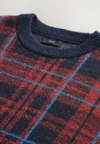 Marineblauer und roter Wollpullover mit geripptem Rundhalsausschnitt und einem karierten Muster, das feine hellblaue Linien aufweist.