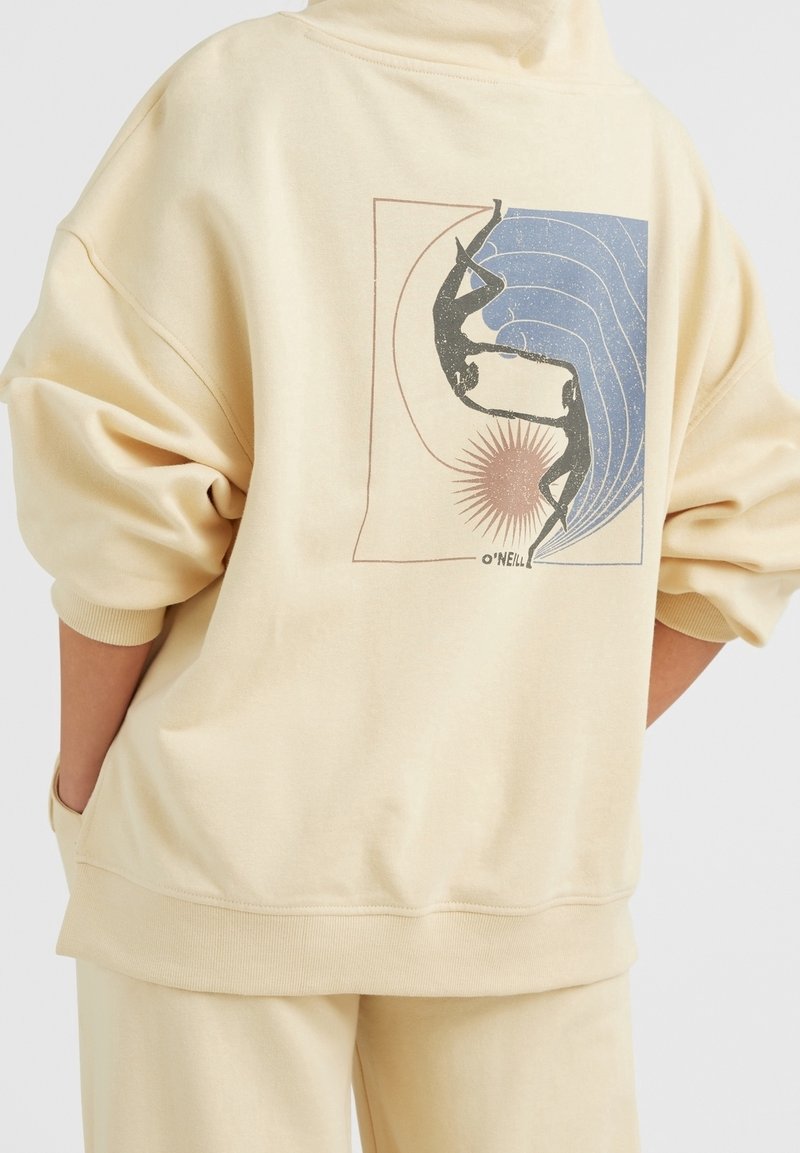Felpa leggera color beige chiaro con polsini e orlo a costine. Sul retro presenta una grafica di due silhouette contro onde blu e un'esplosione di sole rossa. Include il logo O'Neill.
