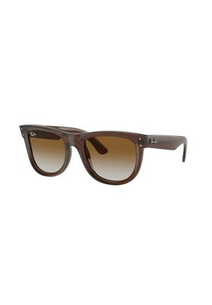 Occhiali da sole tortoiseshell marroni con lenti a gradiente marroni, montatura angolare e dettagli del logo in argento sulle tempie. Materiale plastico leggero.