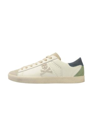 Białe skórzane sneakersy z jasnoszarymi zamszowymi akcentami, zielonymi i granatowymi wstawkami na pięcie oraz logo czaszki i skrzyżowanych kości. Gładki czubek, sznurowany design.