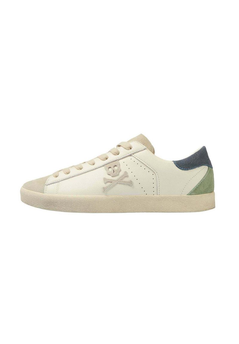 Baskets blanches en cuir avec des accents en suède gris clair, des languettes de talon vertes et navy, et un logo crâne et os croisés. Embout lisse, design à lacets.