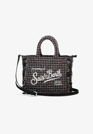Sac à main en tweed noir avec des bords effilochés, arborant un texte brodé blanc : "Rêver du paradis d'hiver à Saint Barth". Comprend une bandoulière noire.