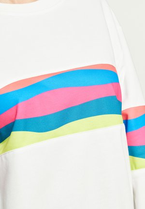 Witte sweatshirt met horizontale golven in pink, blauw, groen en geel. Gemaakt van zachte, gestructureerde stof met een ronde hals.