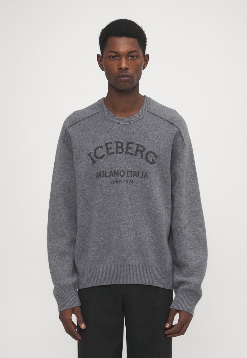 Grå stickad tröja med ribbade ärmslut och nederkant, med en svart logotryck "ICEBERG MILANO ITALIA SINCE 1974" över bröstet.