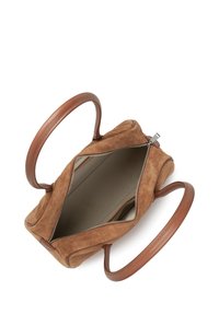 Sac en daim marron avec poignées en cuir lisse, fermeture éclair et intérieur spacieux. Forme arrondie du corps et détails de coutures discrètes.