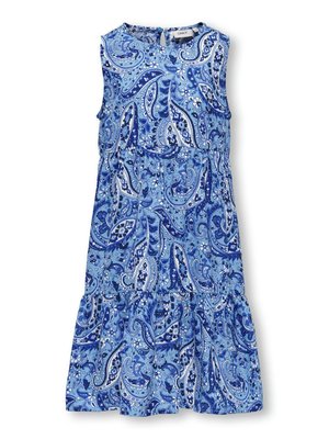 Mouwloze blauwe jurk met een aangesloten lijfje en uitlopende rok, met een totaalpatroon van donker- en lichtblauwe paisley.